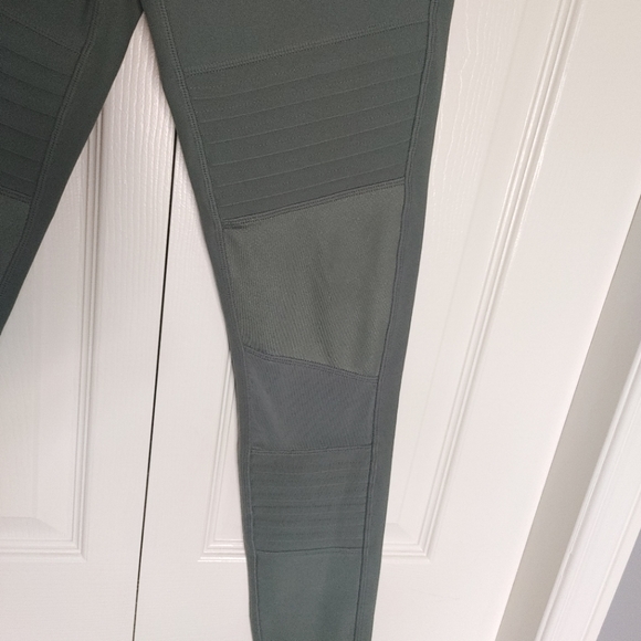 Mondetta || Activewear Legging, Pleated & Mesh Details, Small, Army Green - Picture 2 of 6
